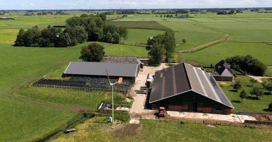 Een erfmolen op een boerenerf