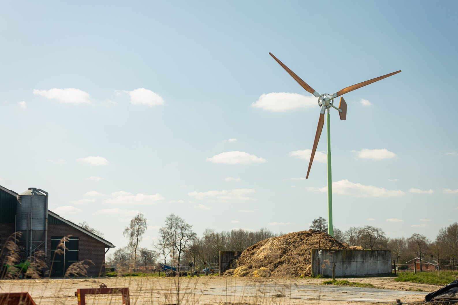 Kleine windmolen op de boerderij