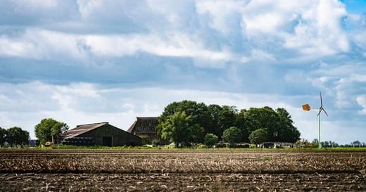 Kleine windmolens in Friesland.