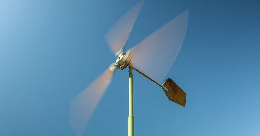 Draaiende kleine windmolen