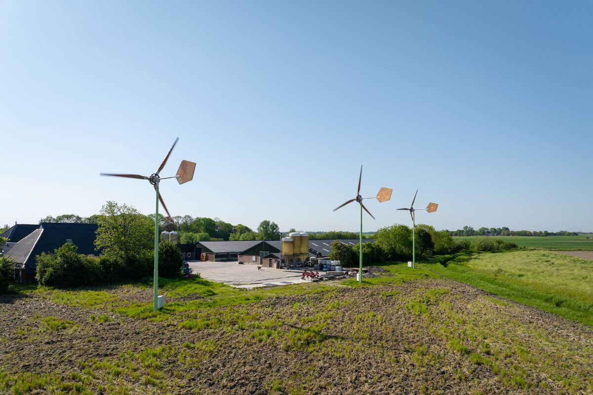 Drie kleine windmolens pluimveehouderij