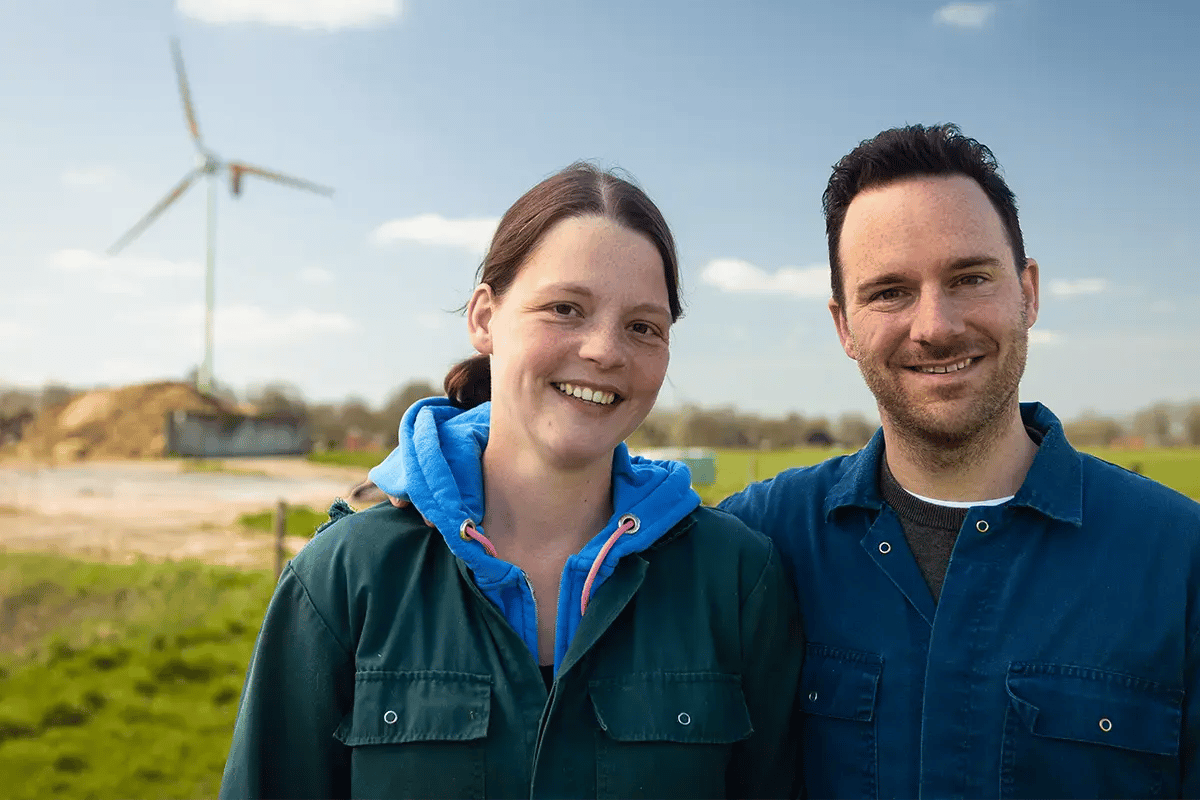 Familie van Dijk bij hun EAZ windmolen