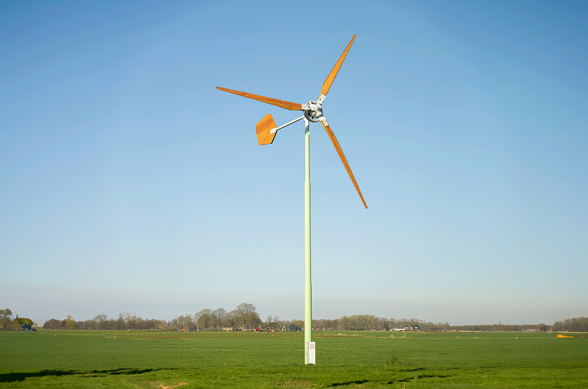 Windrad mit Rotorblätter aus Holz