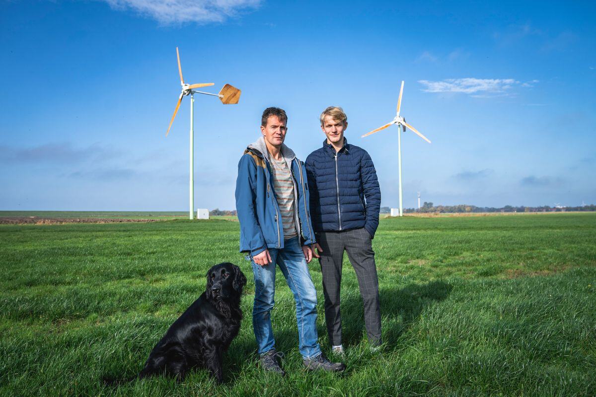 Zwei Windkraftanlagen bei milchviehbetrieb