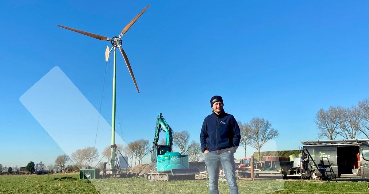 Boer Siem van Leeuwen met zijn kleine windmolen.